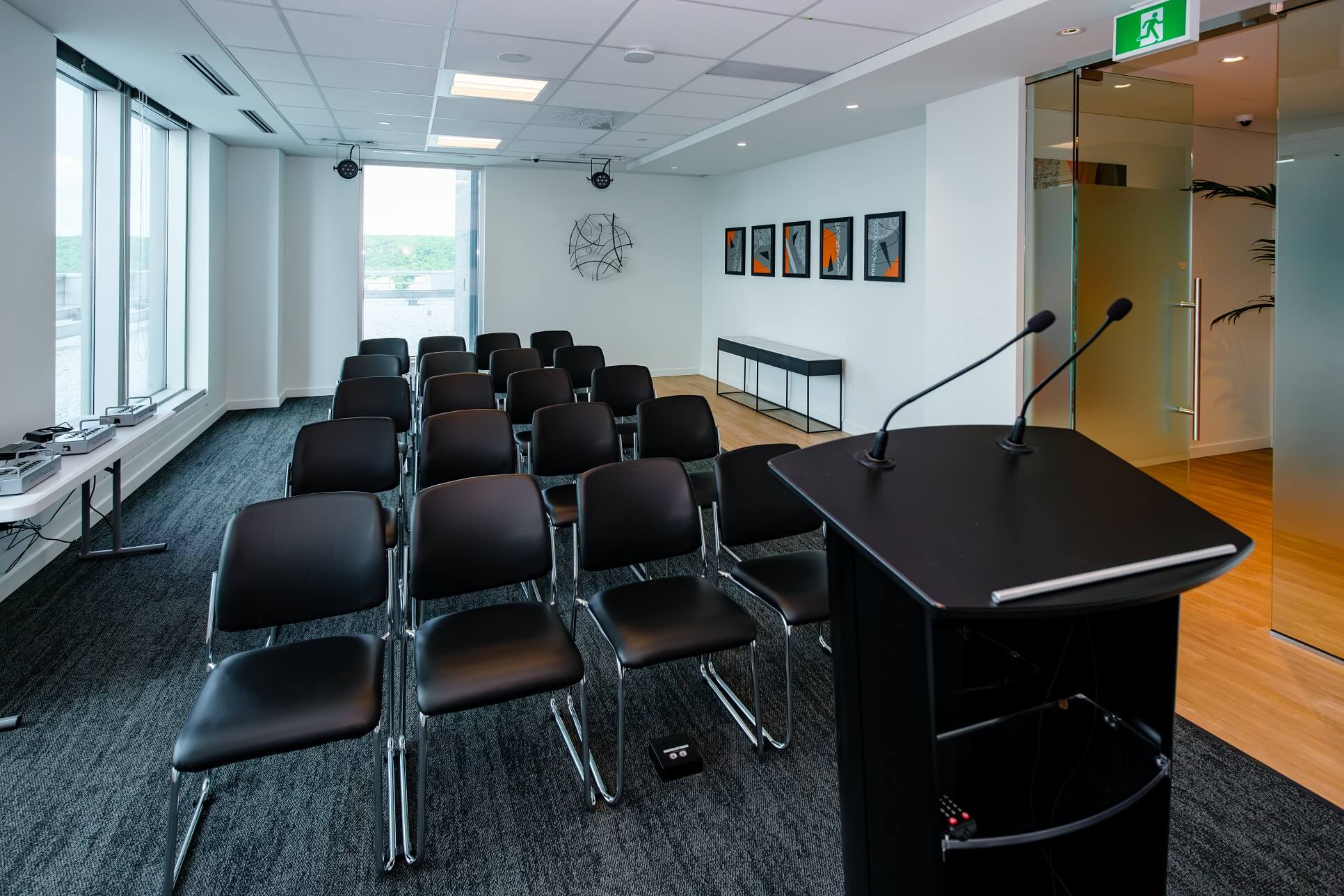 Montreal meeting room speaker podium and chairs